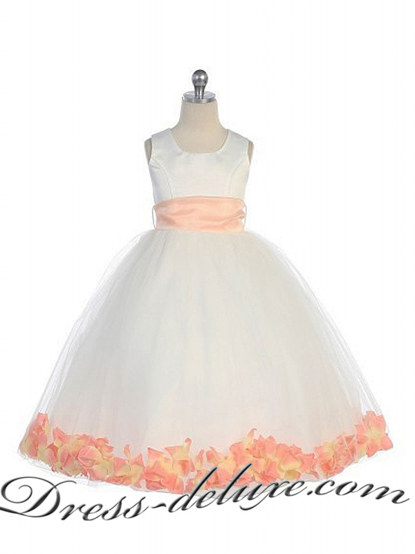 Платье Саманта. Цвет белый с цветами персикового цвета.