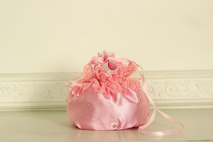 Где розовый мешок. Розовая сумочка. Мешочек (розовый). Розовая сумка мешочек. Платье с сумочкой для девочки.
